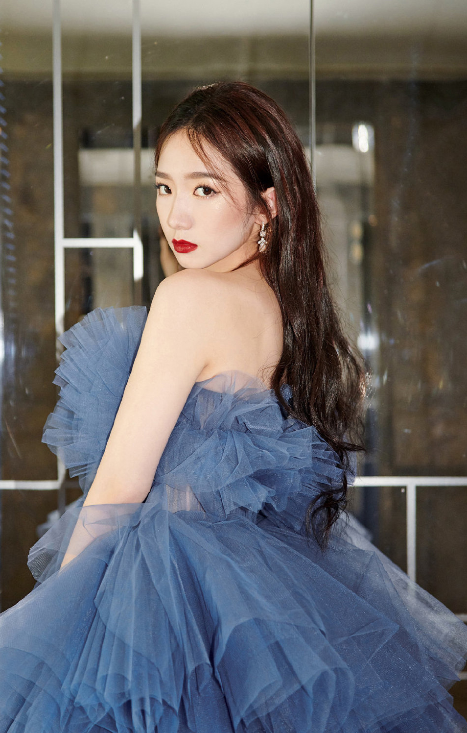 高清女明星孟美岐蓝色纱裙唯美写真图片图片