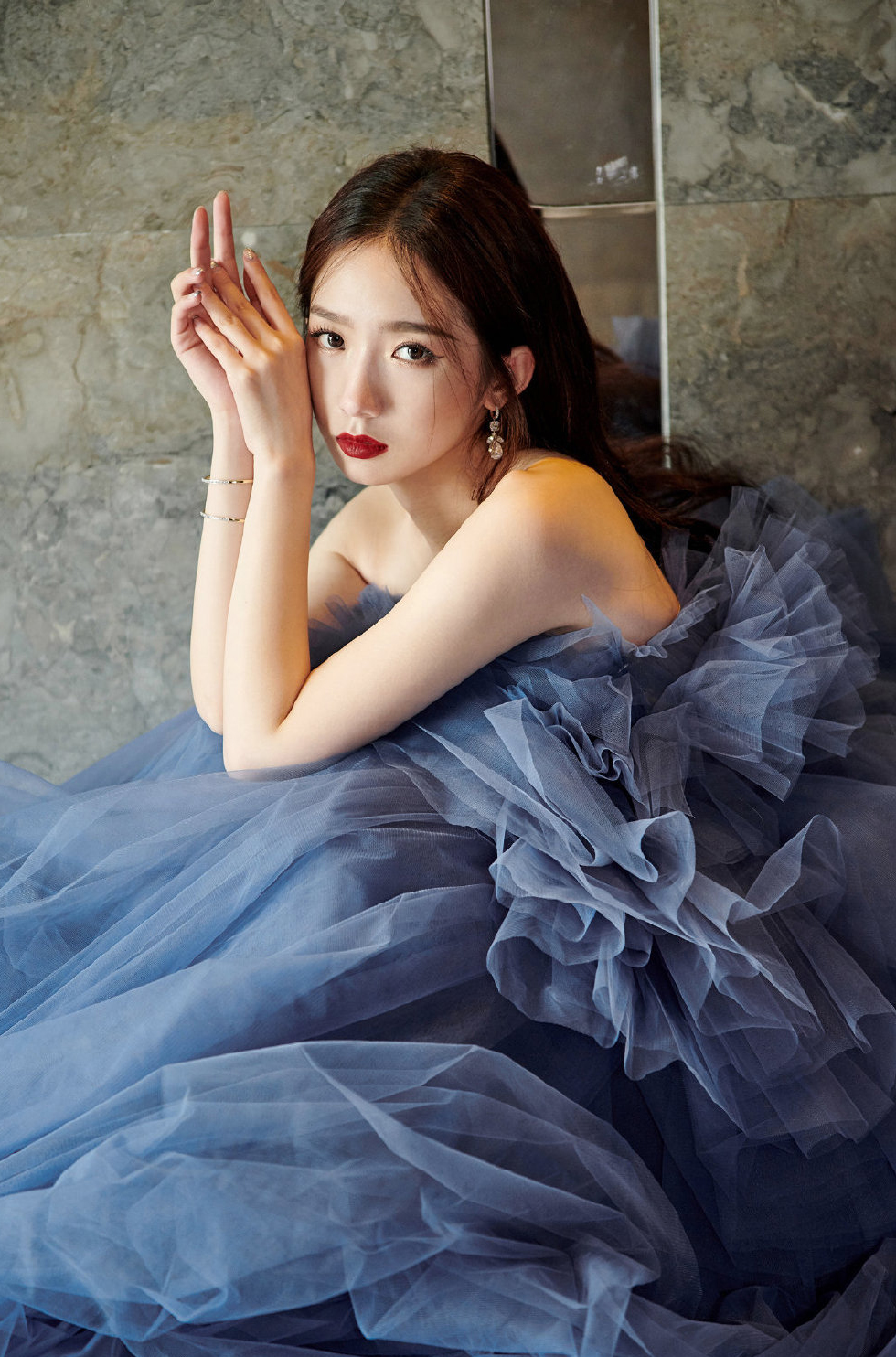 高清女明星孟美岐紫色系写真大片预告图片图片