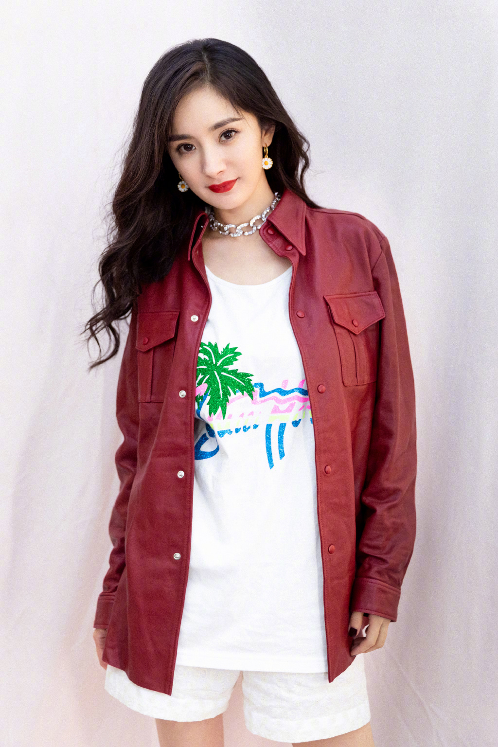 中国内地北京影视女演员杨幂波浪卷发性感写真图片图片