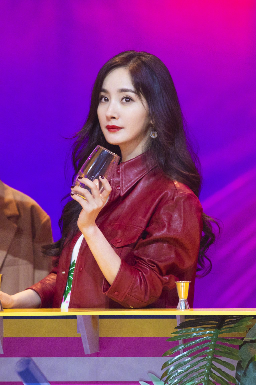 中国内地北京影视女演员杨幂优雅复古写真桌面壁纸图片