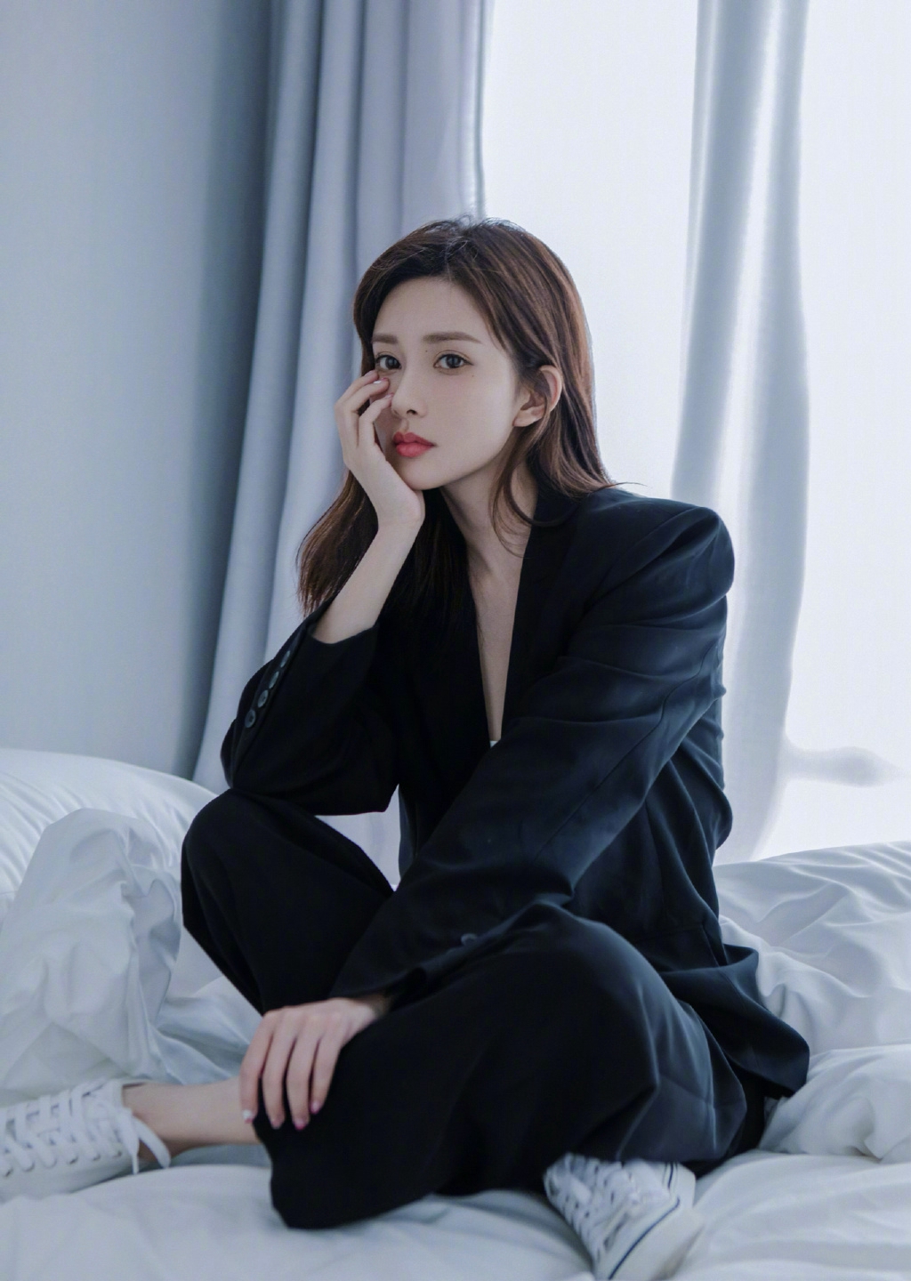 中国内地吉林长春女演员孟子义红裙香肩养眼写真图片图片