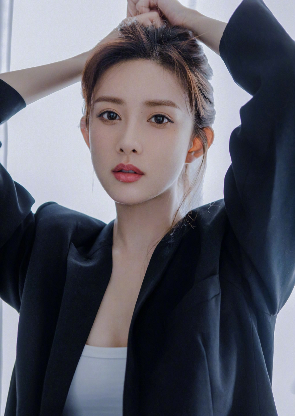 中国内地吉林长春女演员孟子义红裙香肩养眼写真图片图片