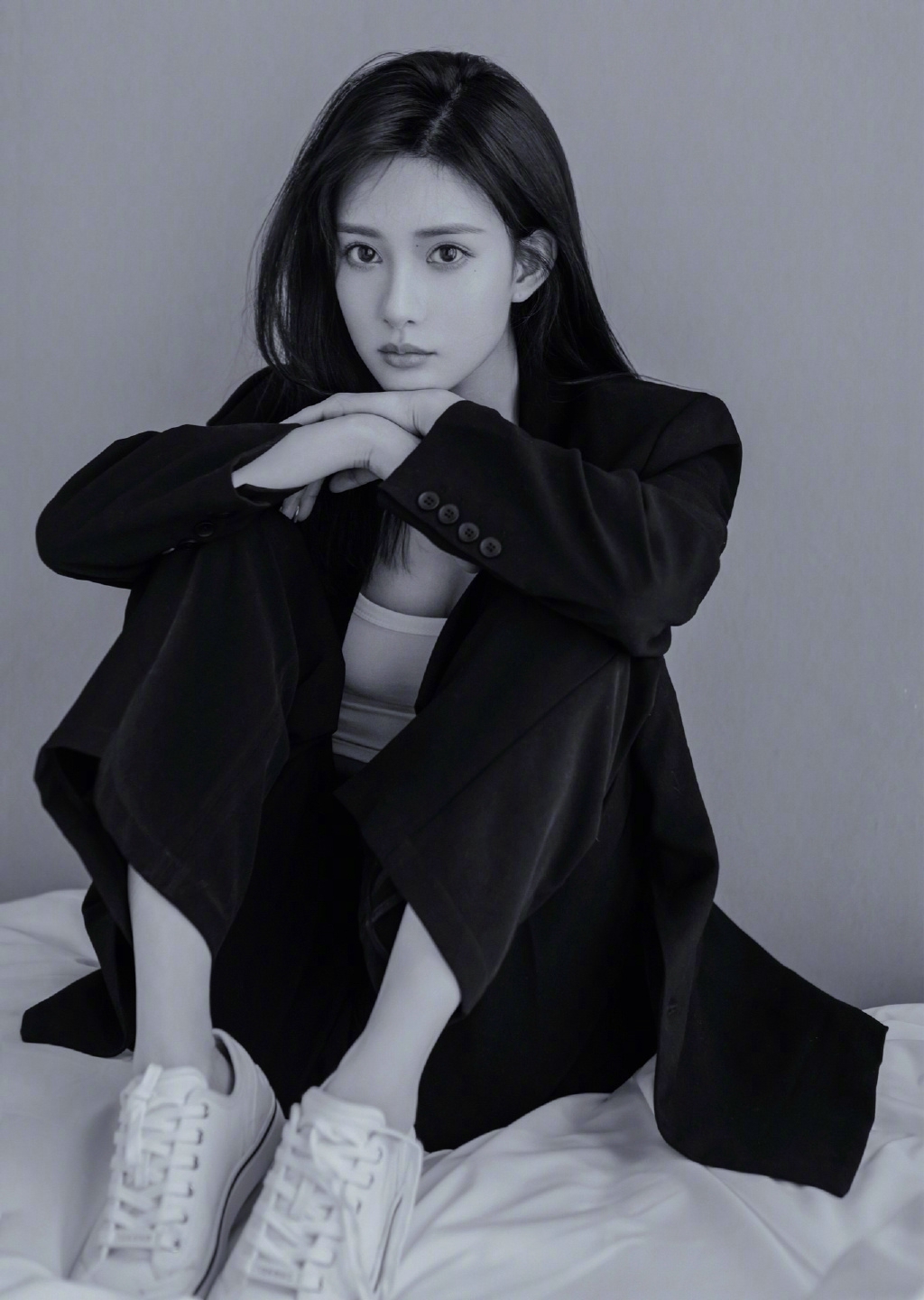 中国内地吉林长春女演员孟子义红裙香肩养眼写真图片图片