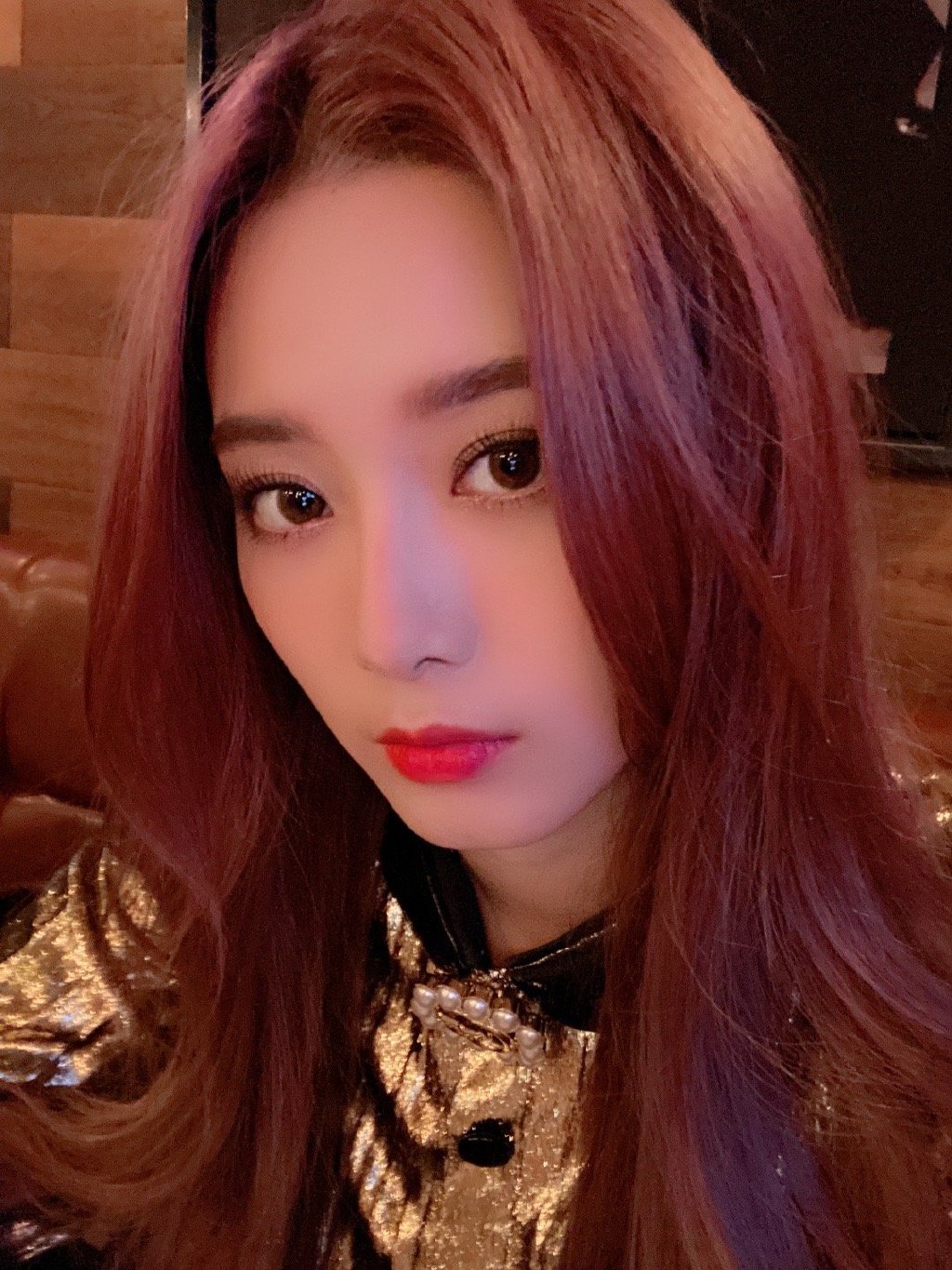 中国内地流行乐女歌手徐艺洋乖巧卷发甜美照片图片