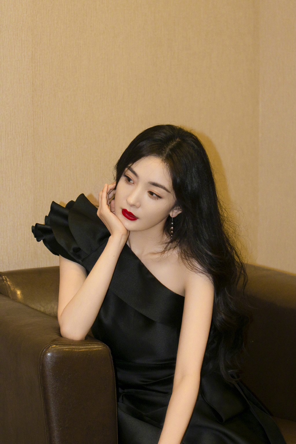 中国内地北京影视女演员杨幂温柔性感高清桌面壁纸图片
