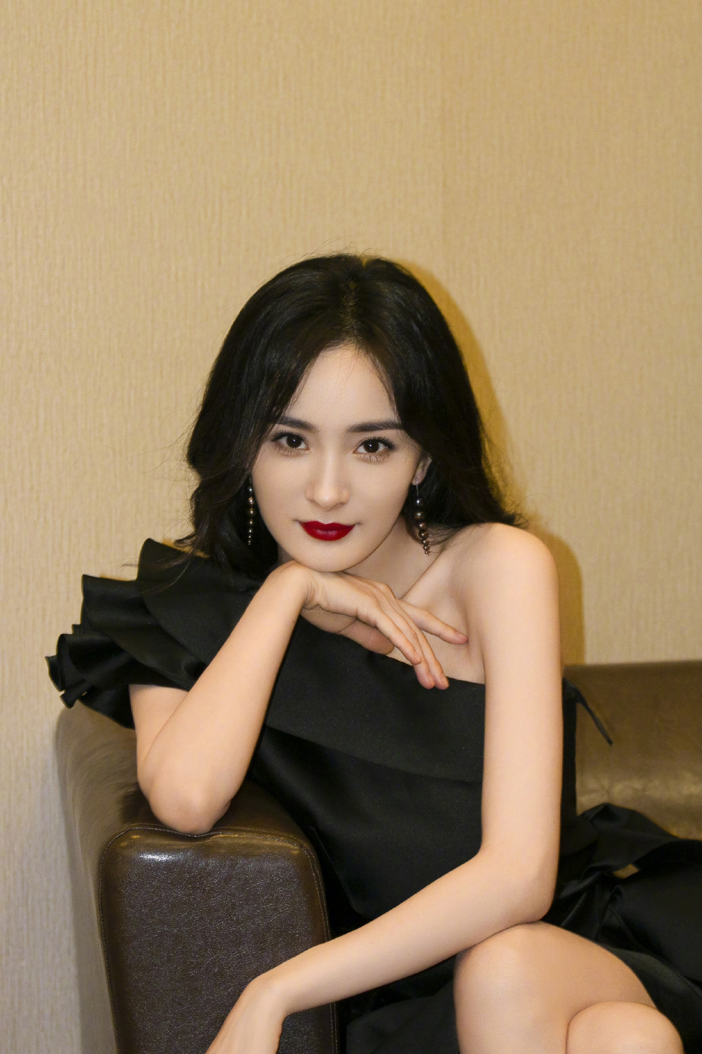 中国内地北京影视女演员杨幂优雅复古写真桌面壁纸图片