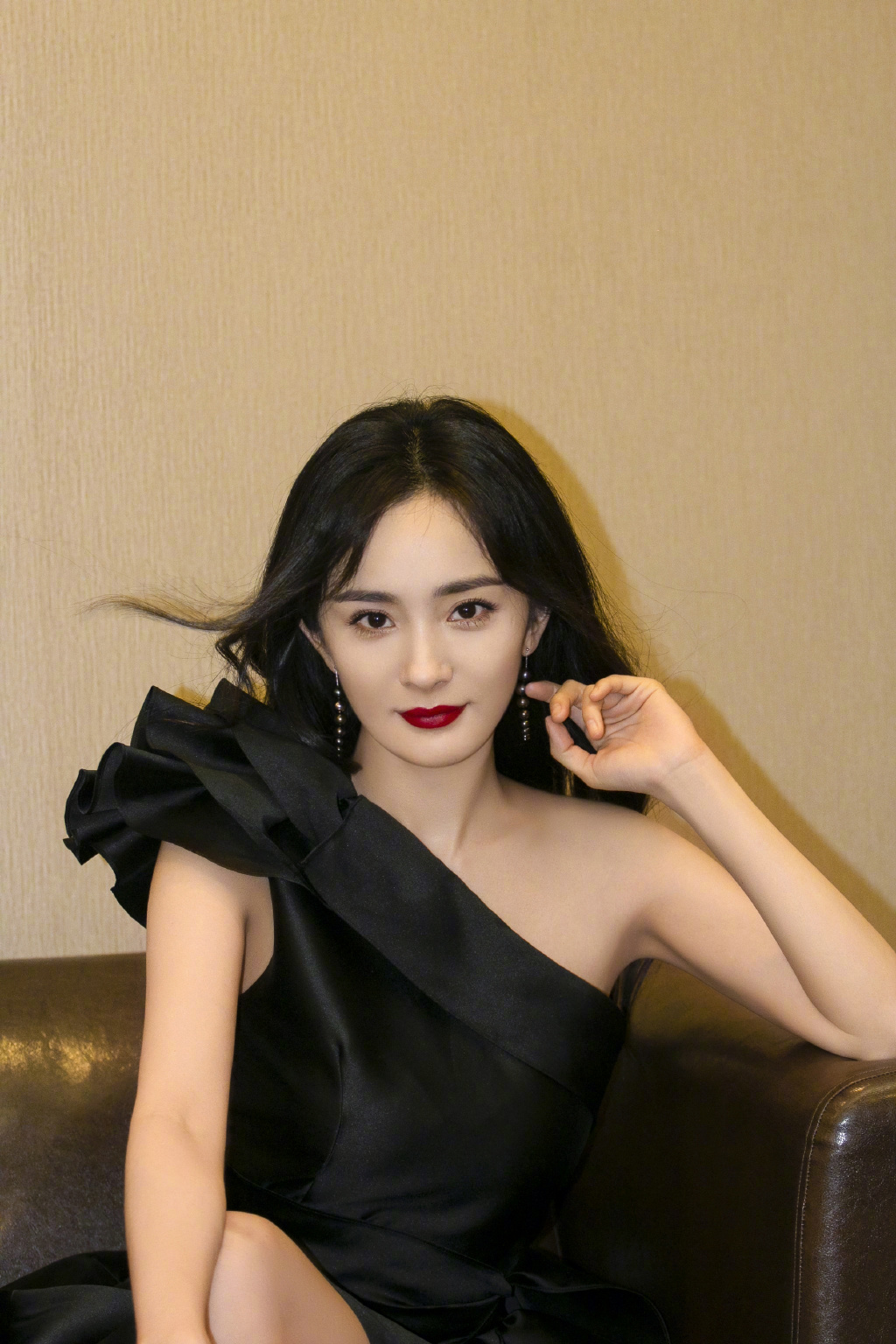 中国内地北京影视女演员杨幂温柔性感高清桌面壁纸图片