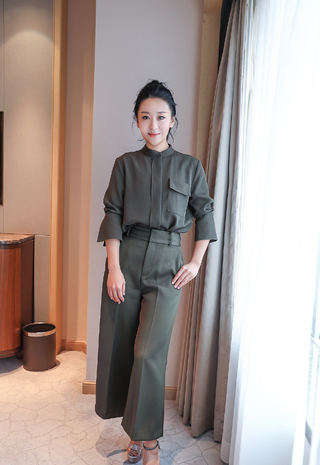 中国内地陕西省西安女演员苗圃黑色包臀裙性感写真图片图片