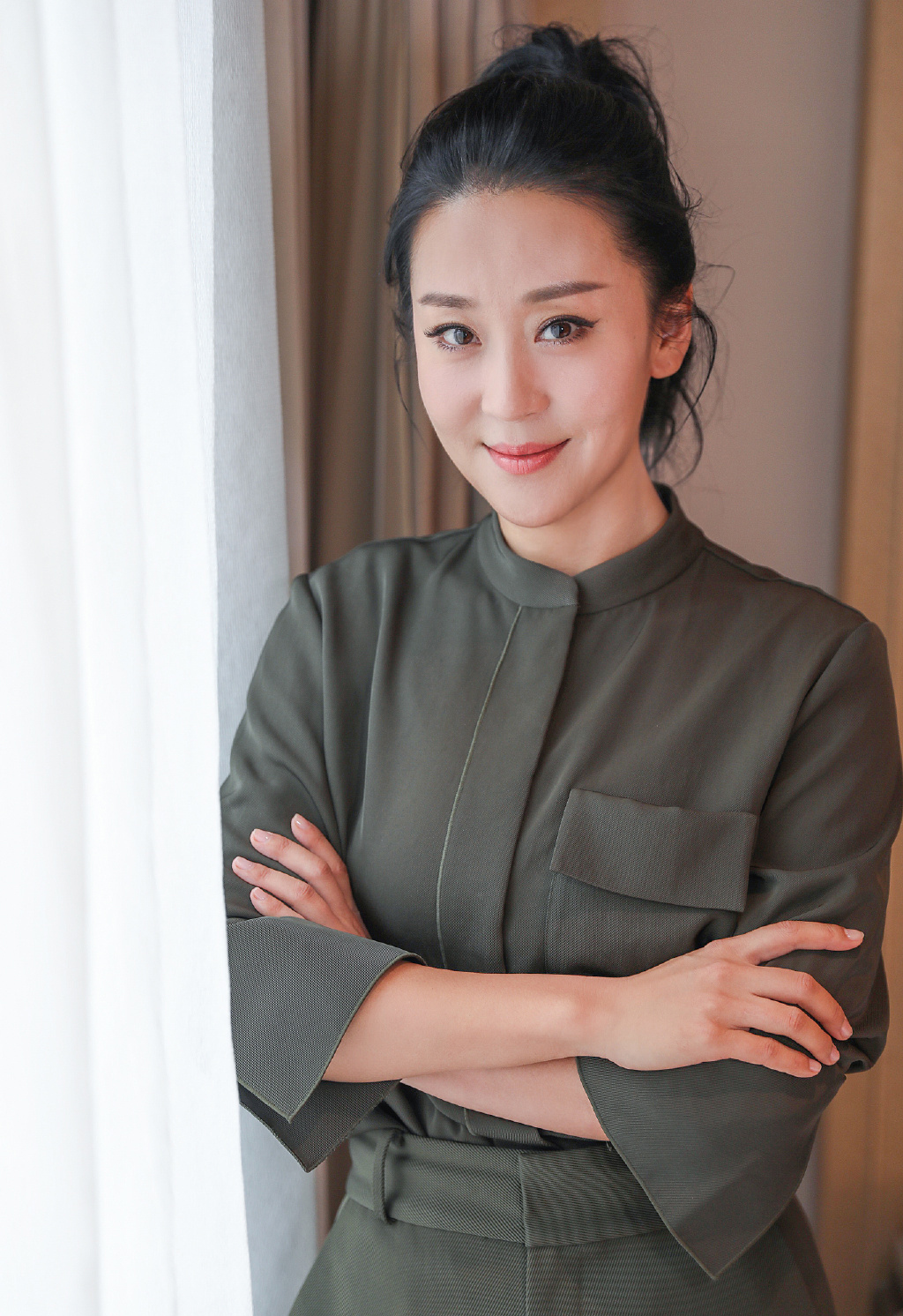 中国内地陕西省西安女演员苗圃鱼尾裙性感写真图片图片