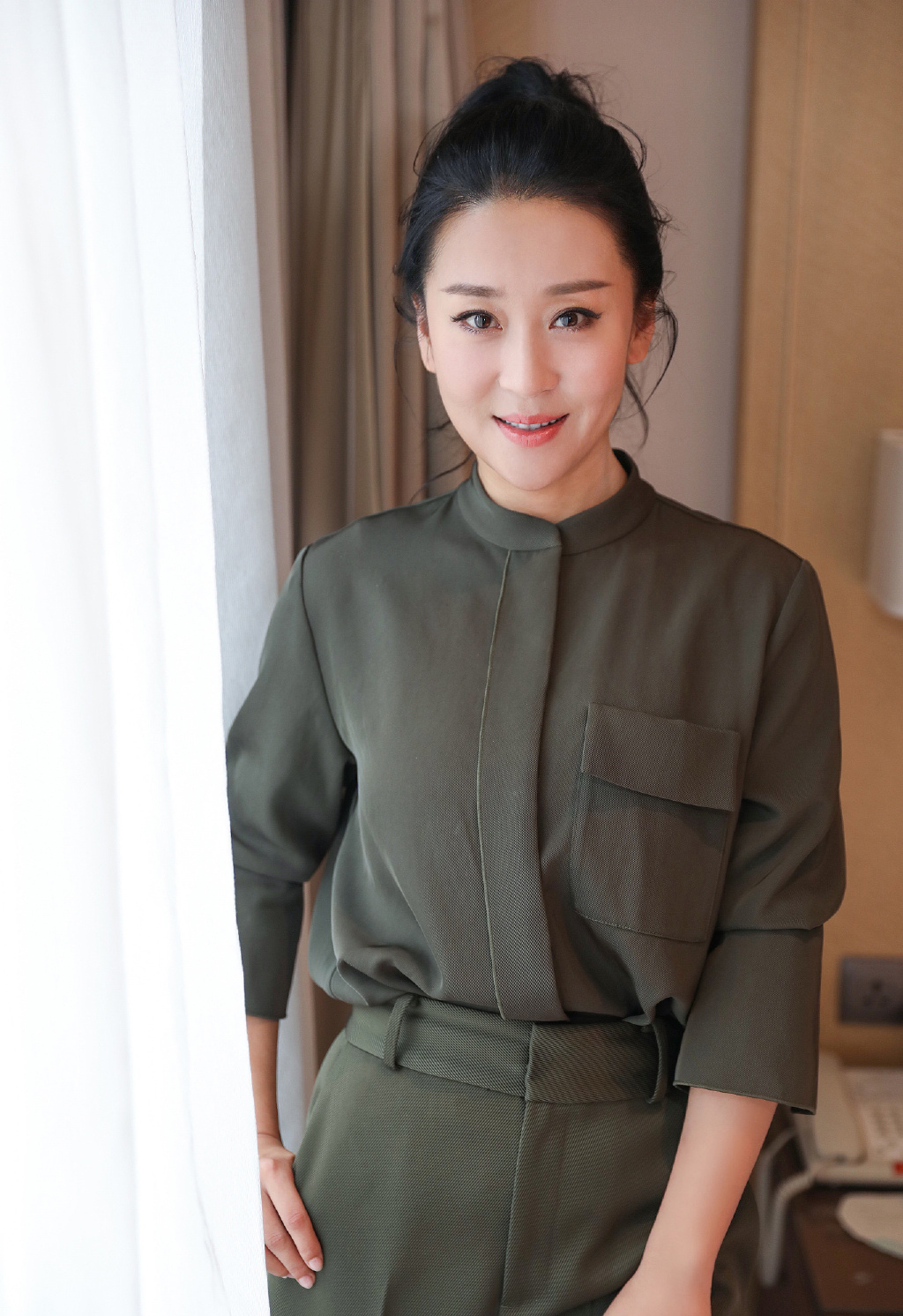 中国内地陕西省西安女演员苗圃黑色包臀裙性感写真图片图片