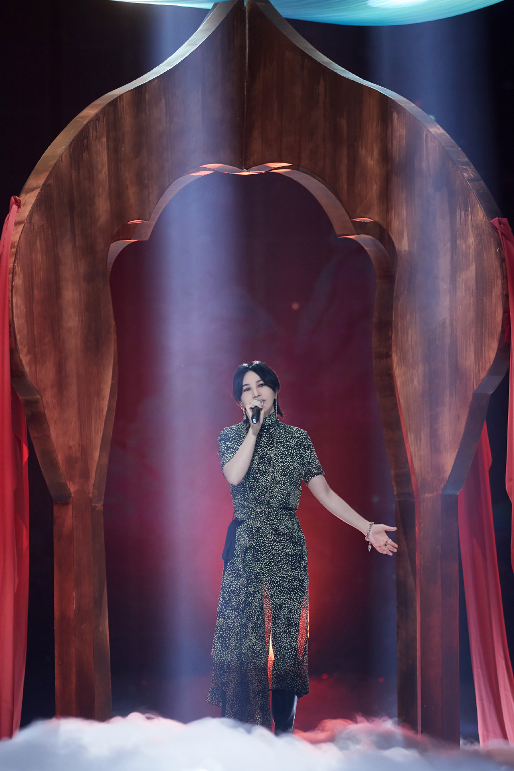 高清上海美女尚雯婕回归歌手气质性感照片图片