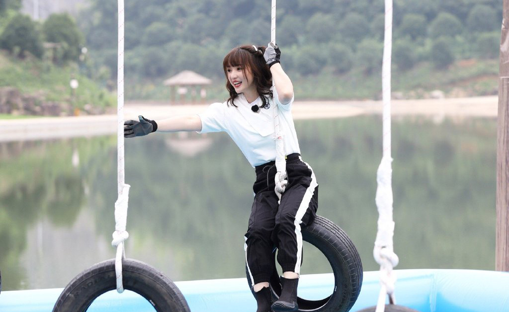 中国内地湖南衡阳女演员柳岩写真电脑桌面壁纸之网络美女图片