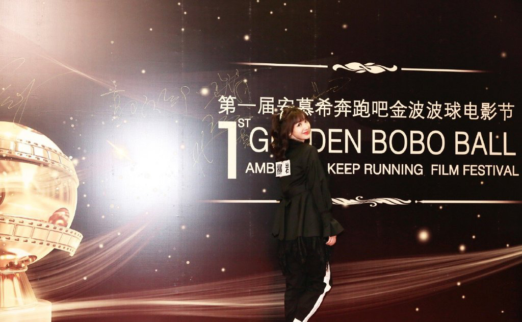 中国内地湖南衡阳女演员柳岩写真电脑桌面壁纸之网络美女图片