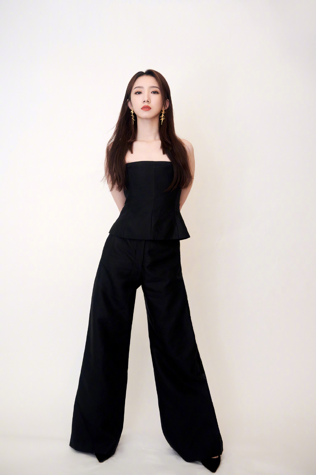 高清女明星孟美岐酷美机场街拍图片图片