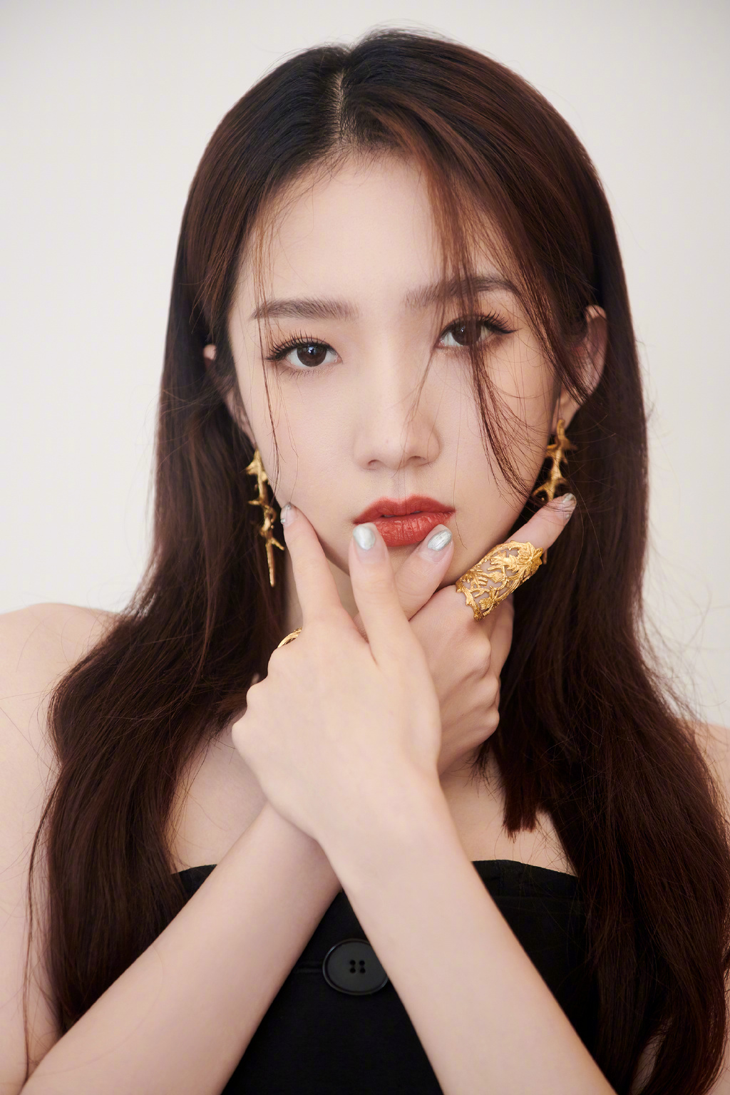 高清女明星孟美岐酷美机场街拍图片图片