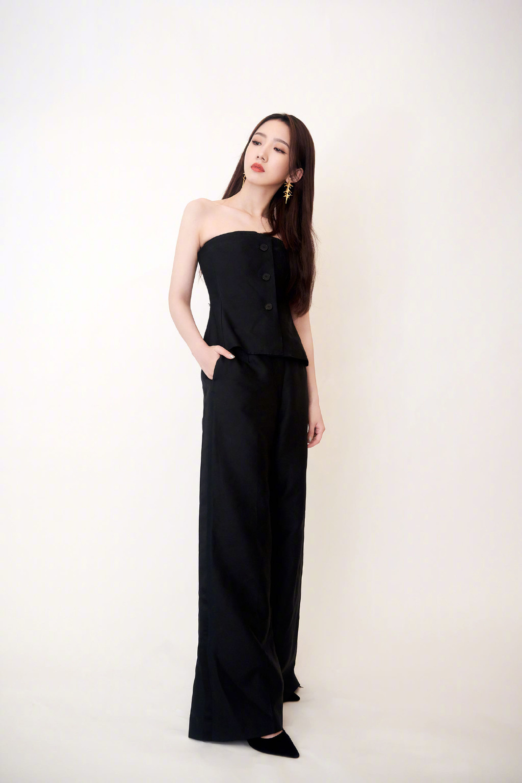 高清女明星孟美岐酷美机场街拍图片图片