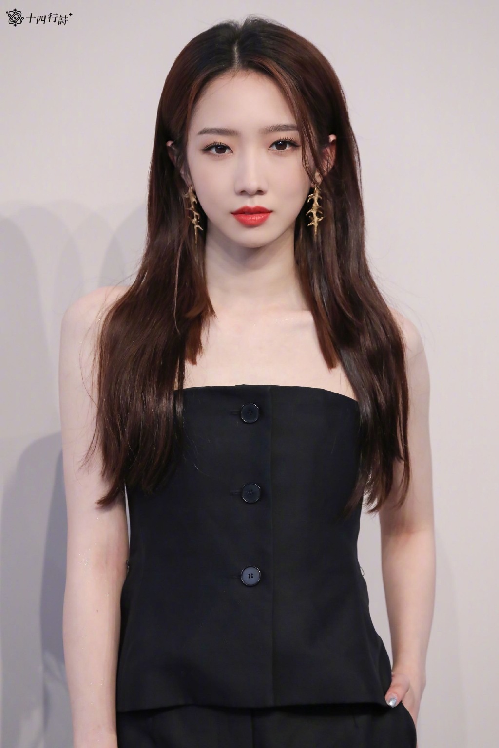 高清女明星孟美岐酷美机场街拍图片图片