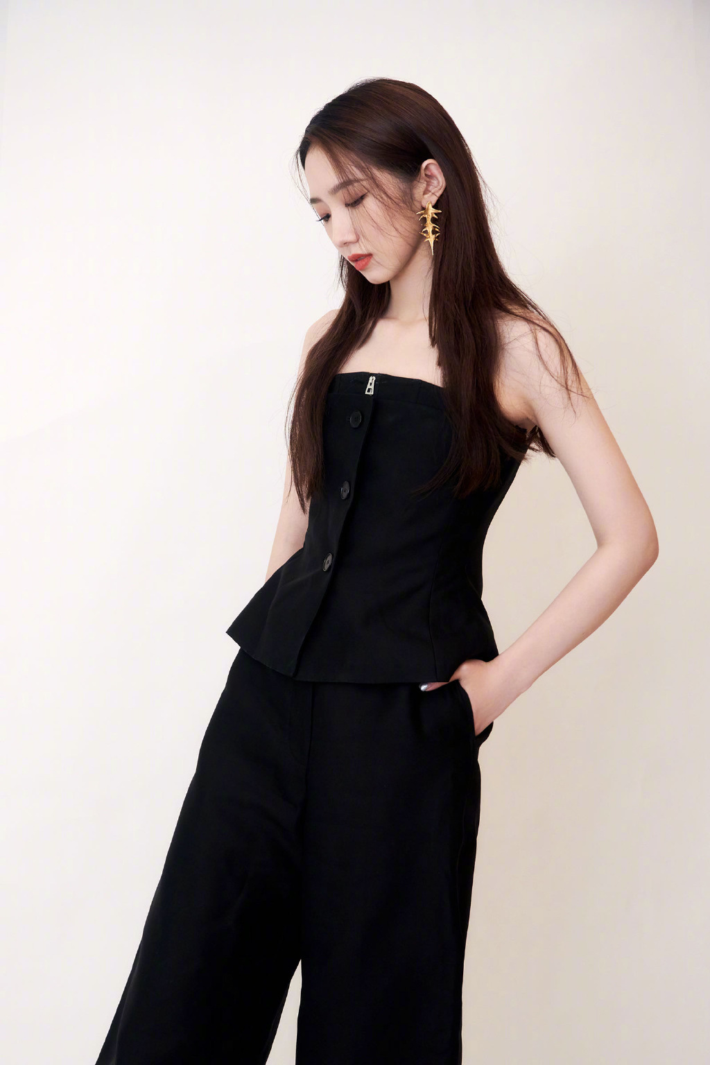 高清女明星孟美岐紫色系写真大片预告图片图片
