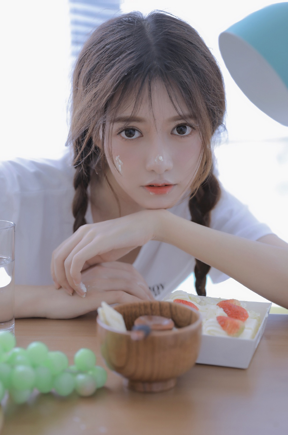 甜美少女开胸大胆诱惑写真图片