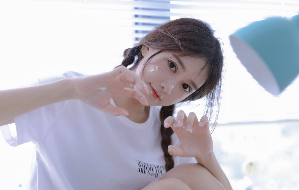 甜美少女开胸大胆诱惑写真图片