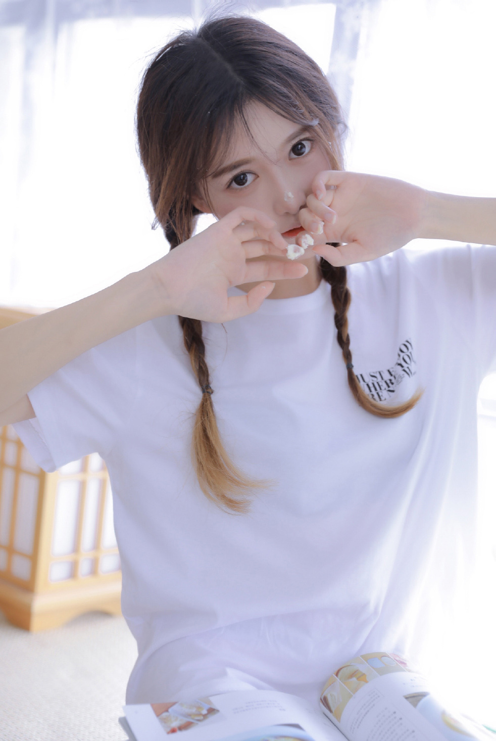 甜美少女开胸大胆诱惑写真图片