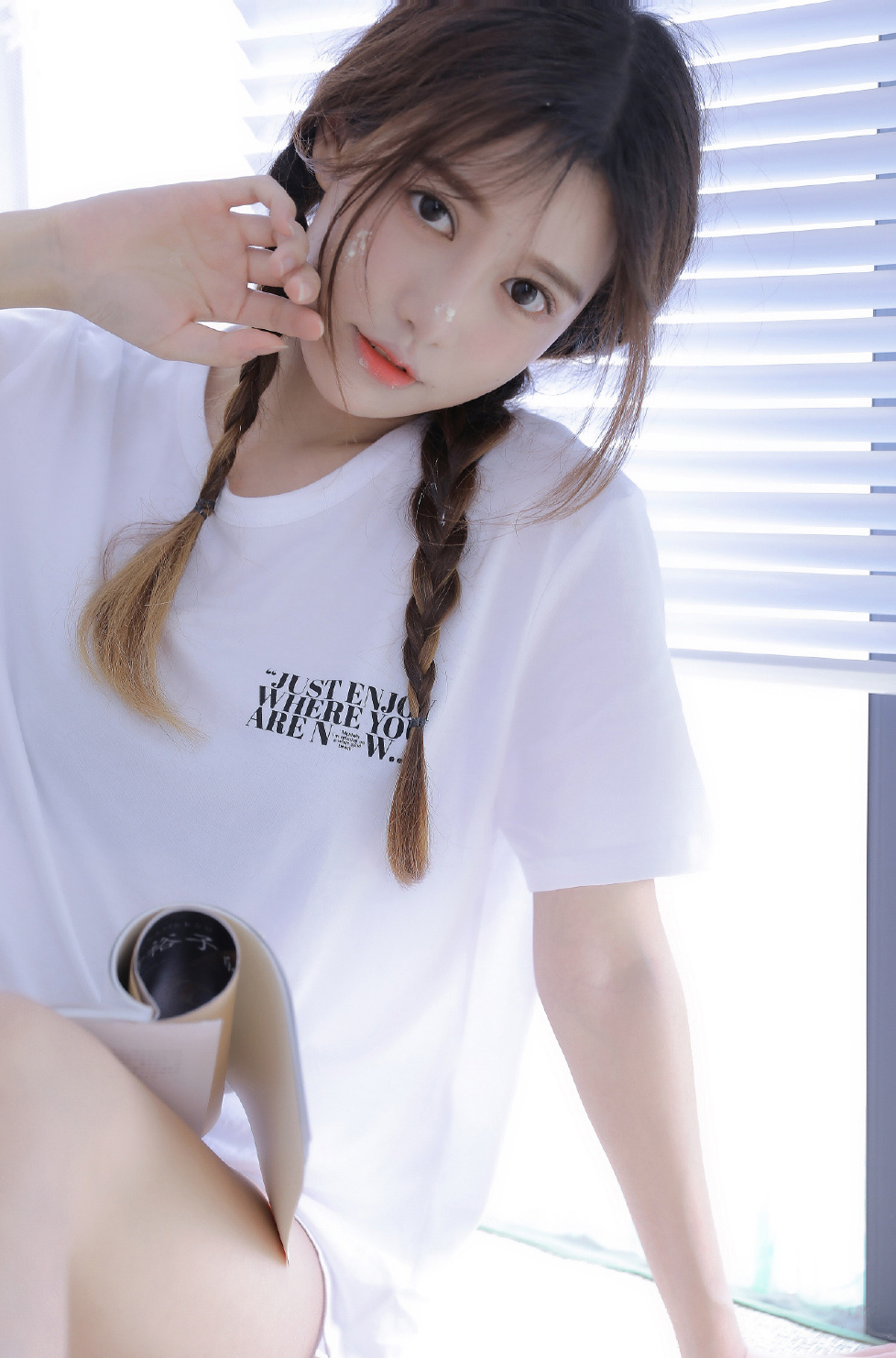甜美少女开胸大胆诱惑写真图片