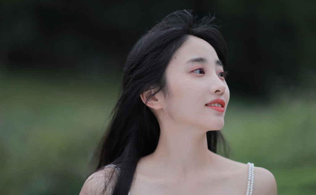 谭维维直发红唇性感写真图片图片