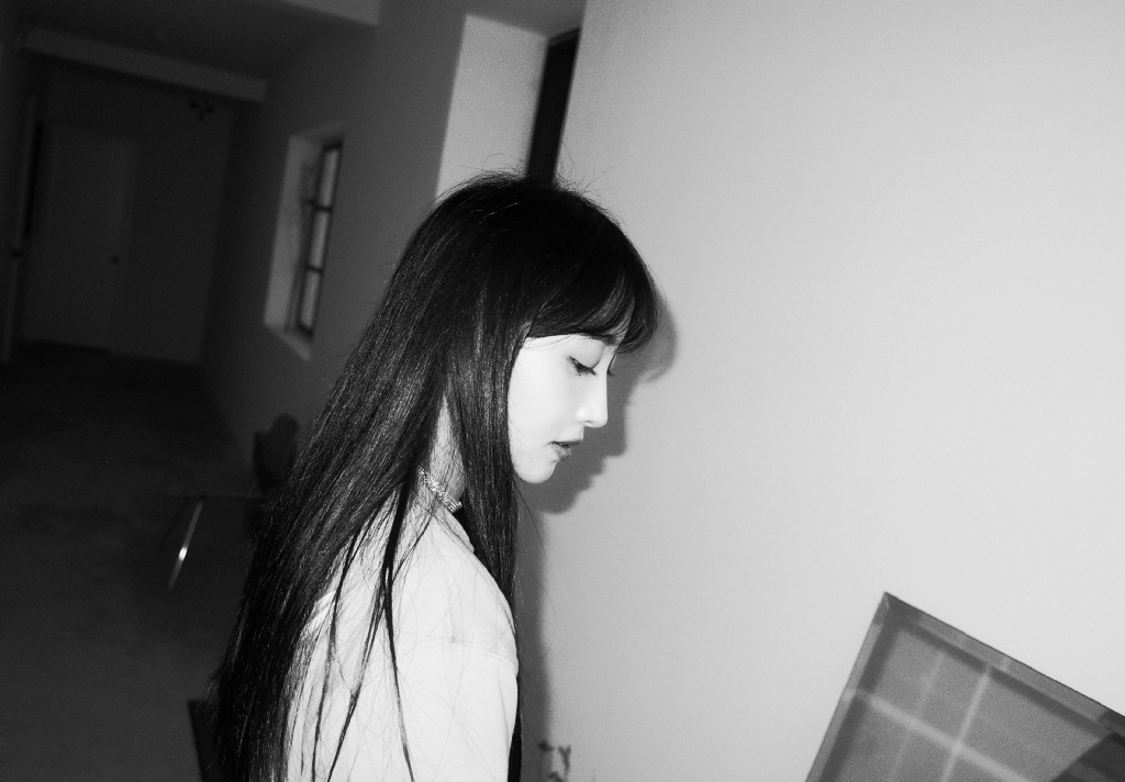 谭维维直发红唇性感写真图片图片