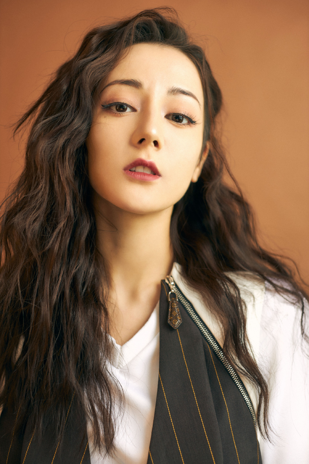 新疆乌鲁木齐美女演员迪丽热巴超A酷飒写真图片图片