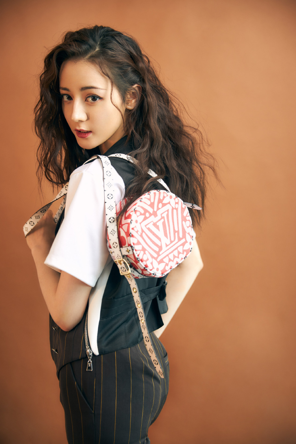 新疆乌鲁木齐美女演员迪丽热巴超A酷飒写真图片图片