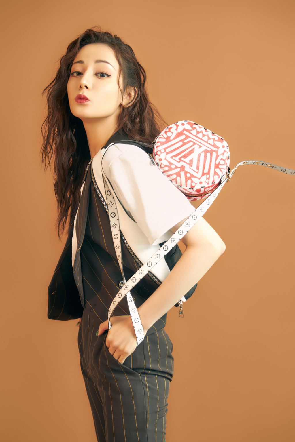 新疆乌鲁木齐美女演员迪丽热巴超A酷飒写真图片图片