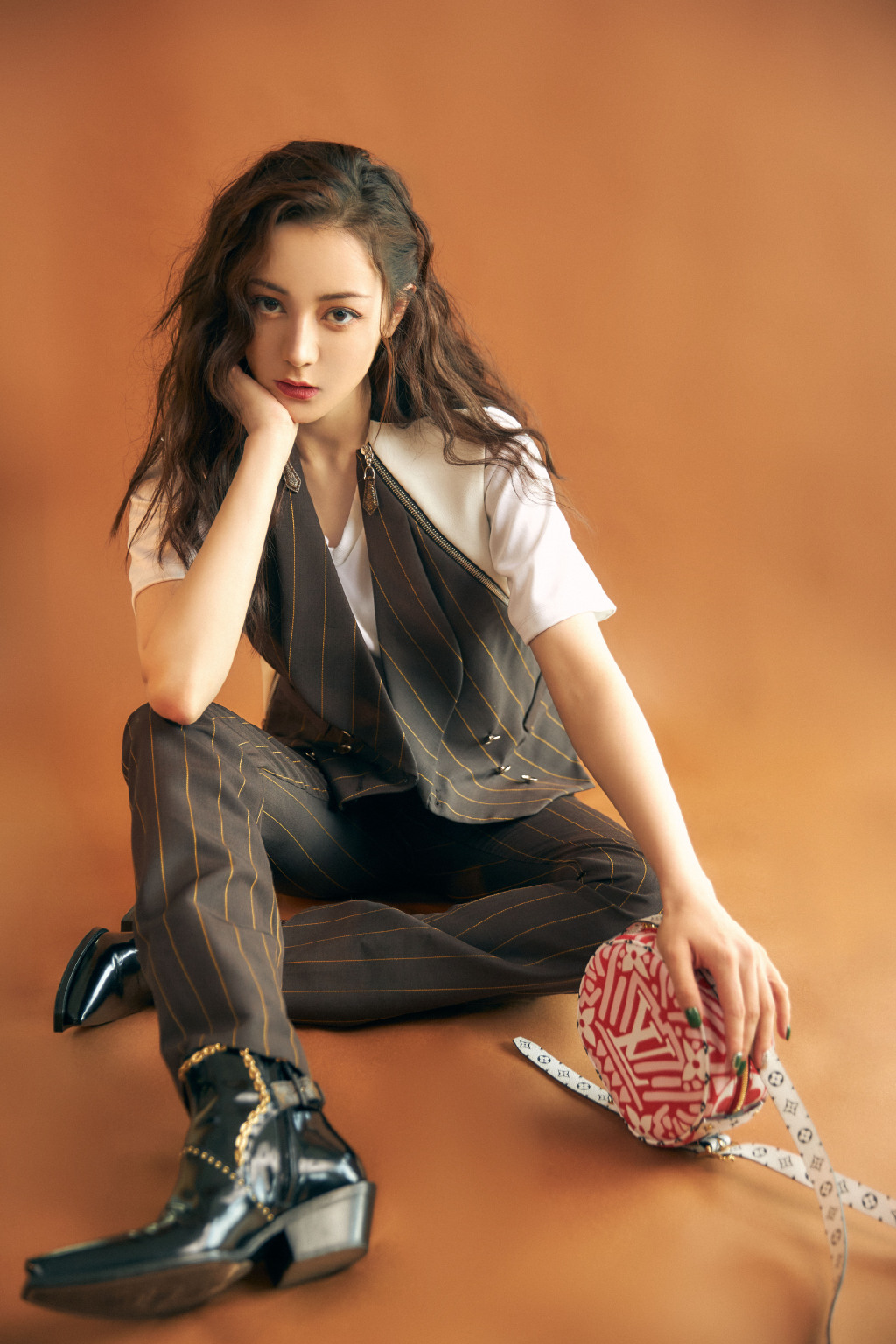 新疆乌鲁木齐美女演员迪丽热巴超A酷飒写真图片图片
