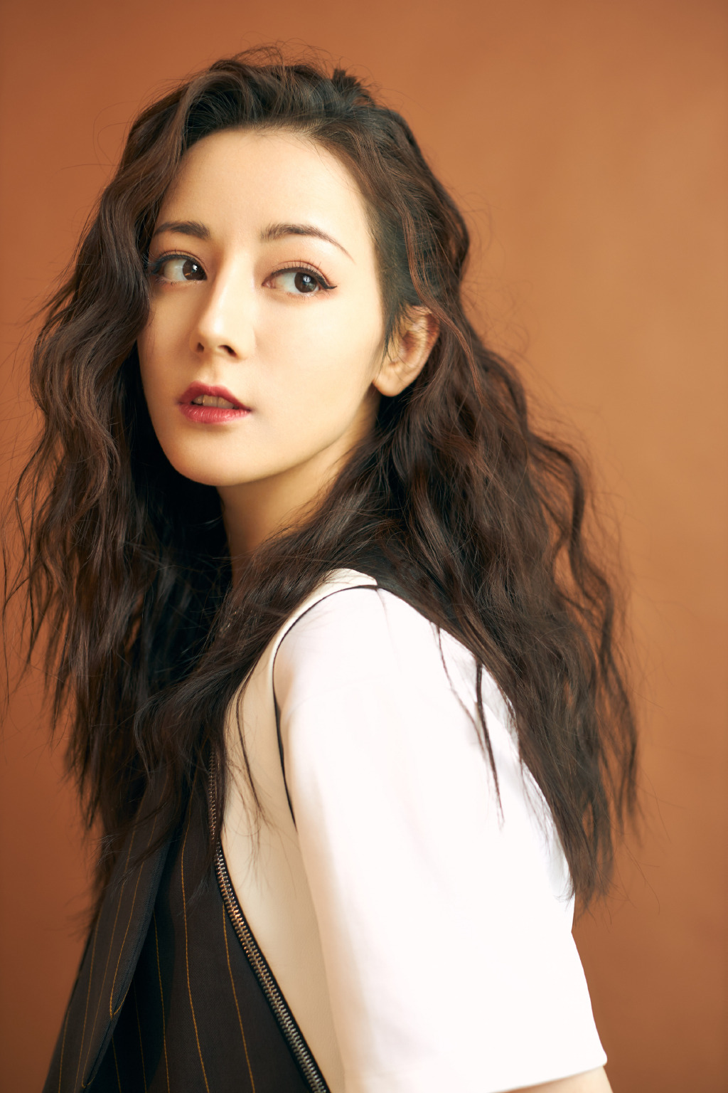 新疆乌鲁木齐美女演员迪丽热巴超A酷飒写真图片图片