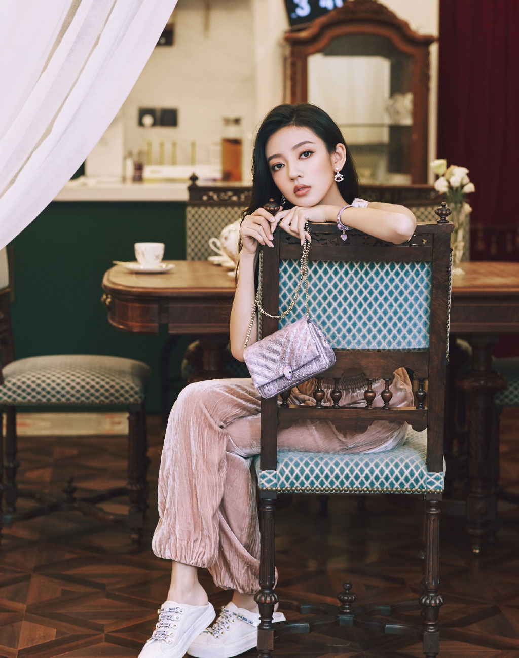 高清中国内地女演员何瑞贤粉色系酷美性感写真图片图片