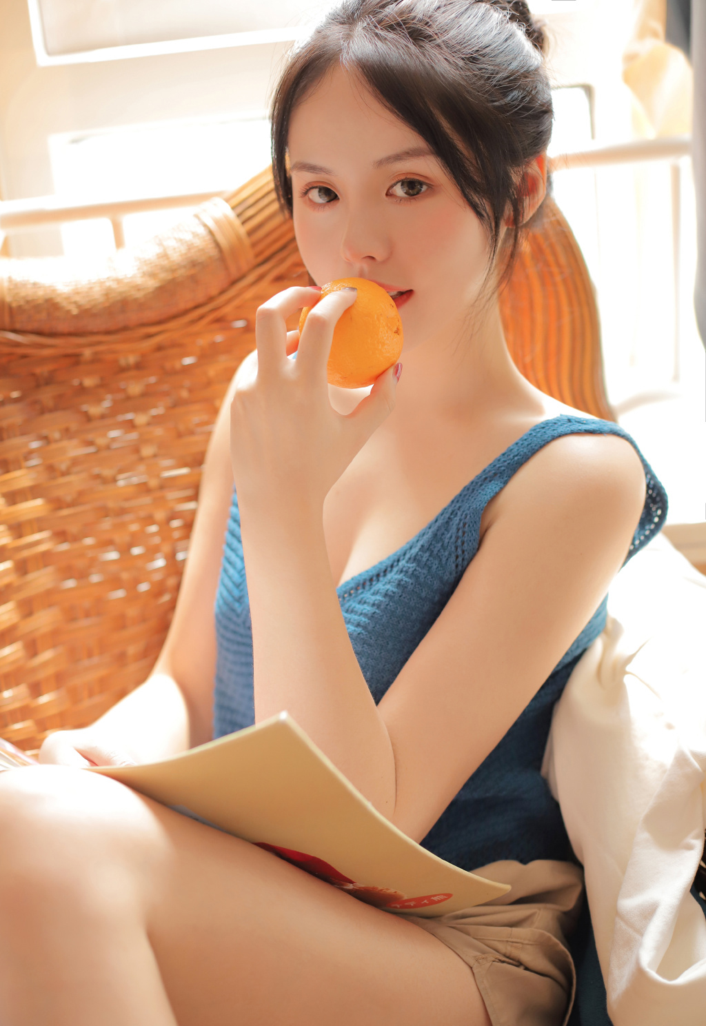 丰满美女低胸美腿性感夏日写真图片