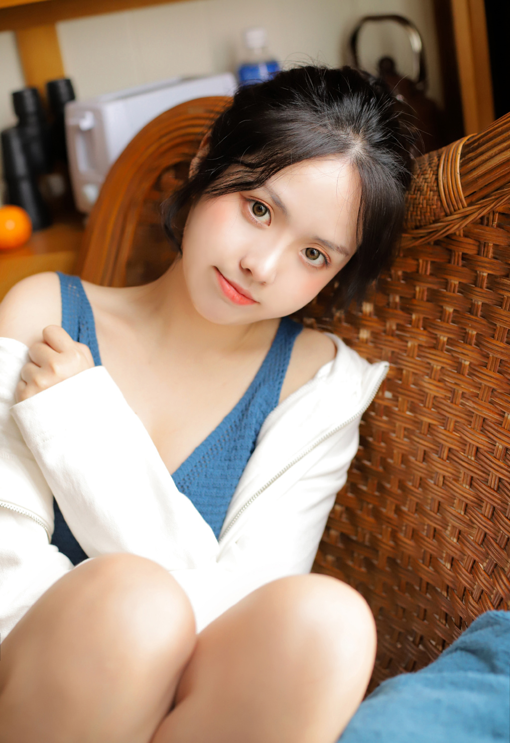 丰满美女低胸美腿性感夏日写真图片