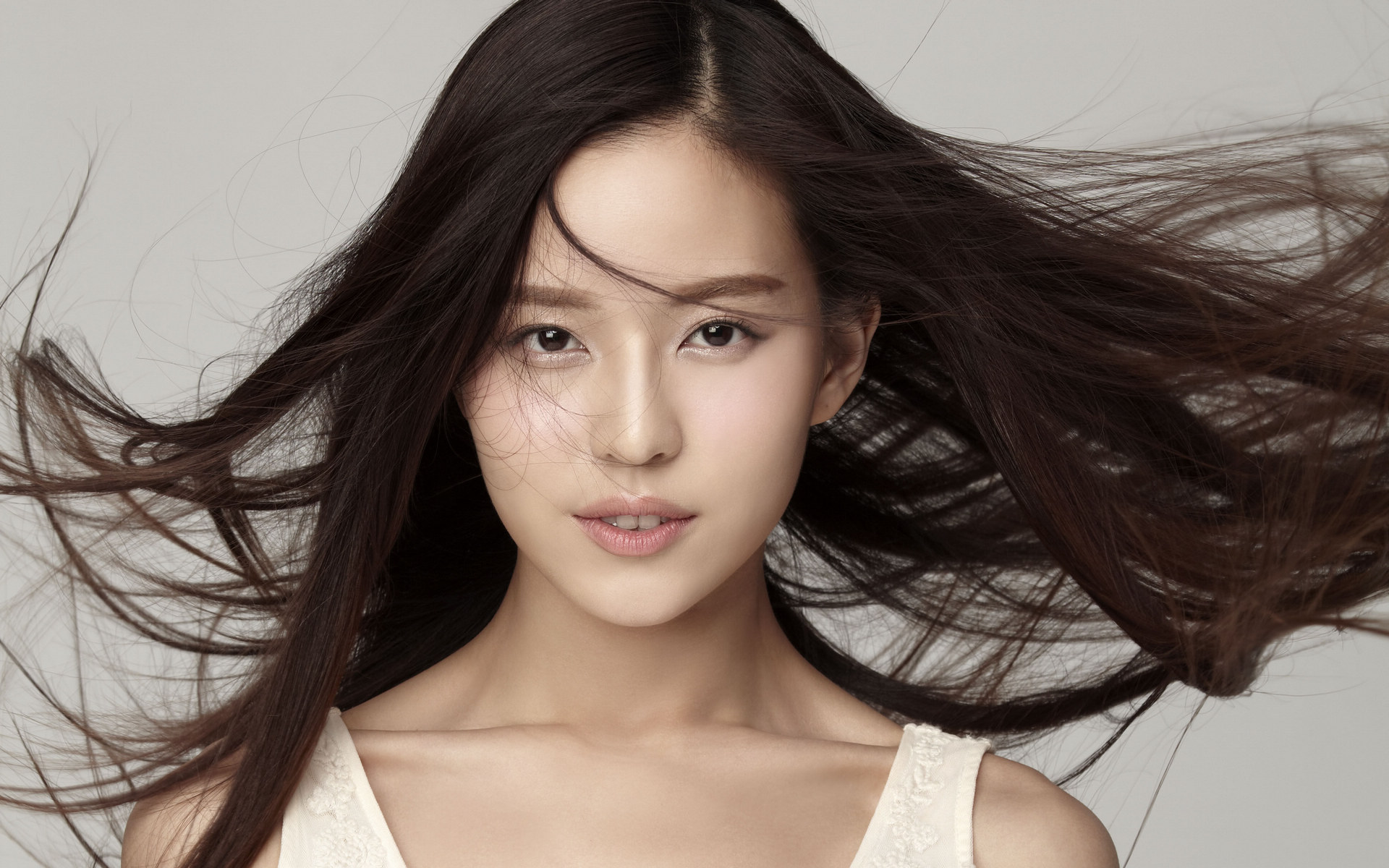 中国内地广东省深圳女演员温心swan图片（一）：深大校花温心卷发清纯写真图片图片