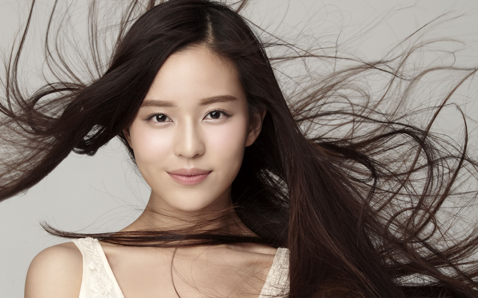 中国内地广东省深圳女演员温心swan图片（一）：深大校花温心卷发清纯写真图片图片