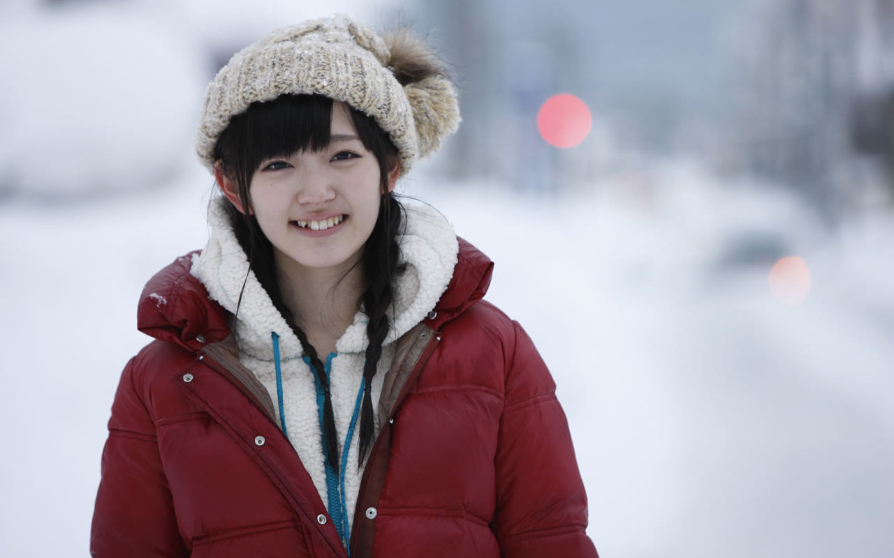 日本千叶女歌手铃木爱理桌面壁纸之清纯户外写真图片