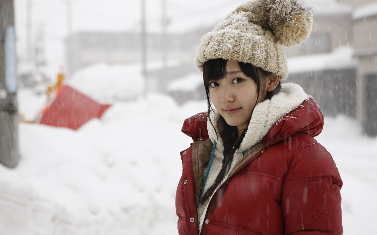 日本千叶女歌手铃木爱理桌面壁纸之清纯户外写真图片