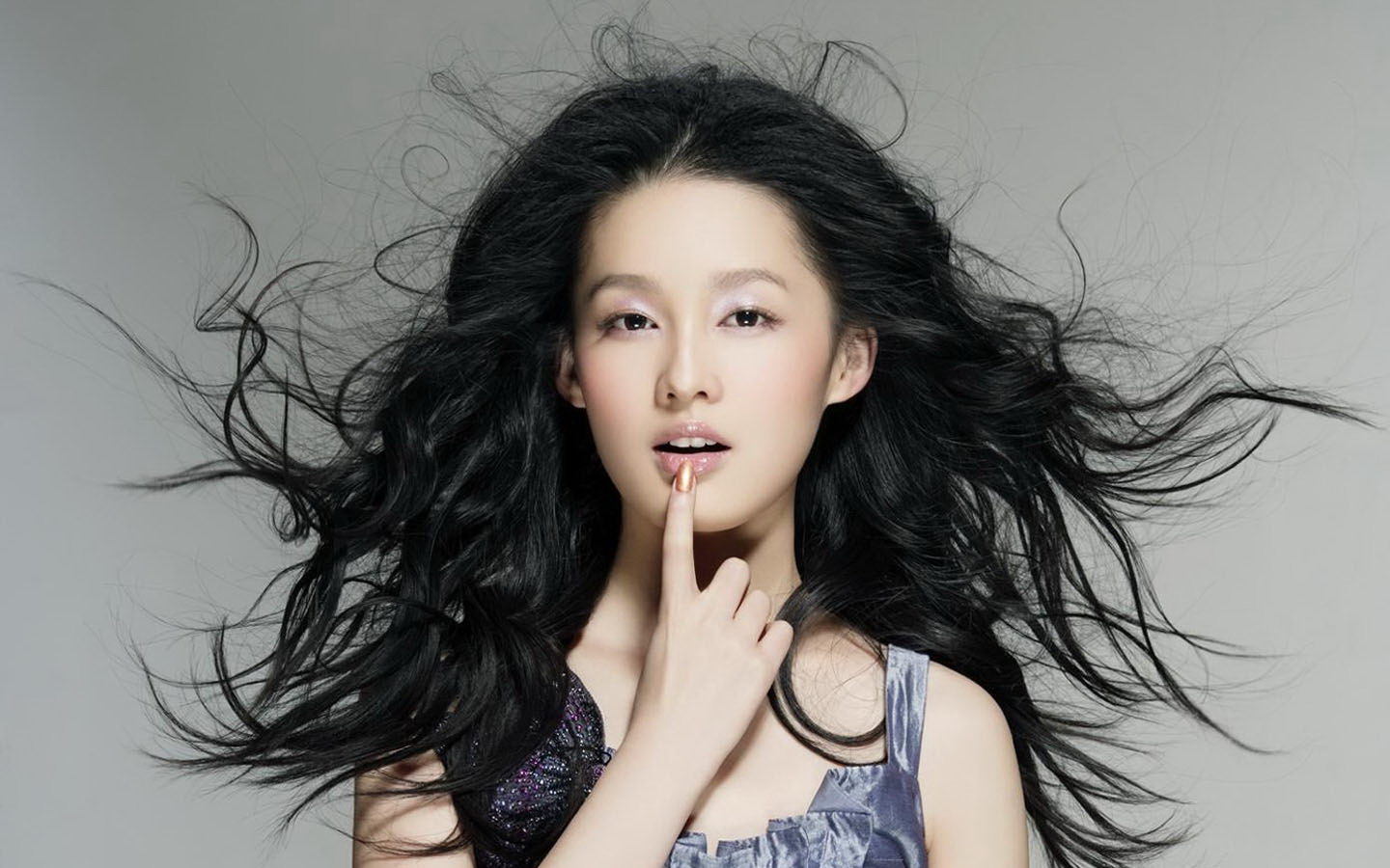 中国内地江苏省苏州市影视女演员李沁黑白长裙性感写真图片图片