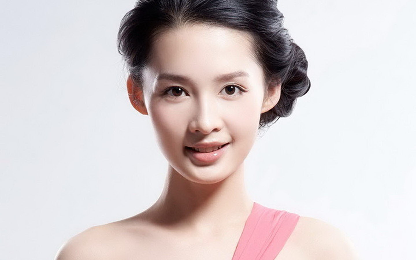 中国内地江苏省苏州市影视女演员李沁黑白长裙性感写真图片图片
