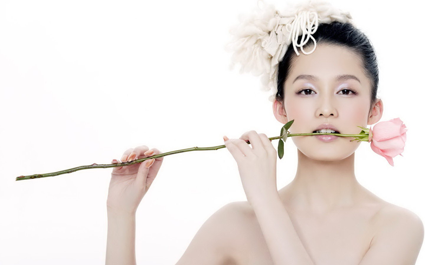 中国内地江苏省苏州市影视女演员李沁黑白长裙性感写真图片图片