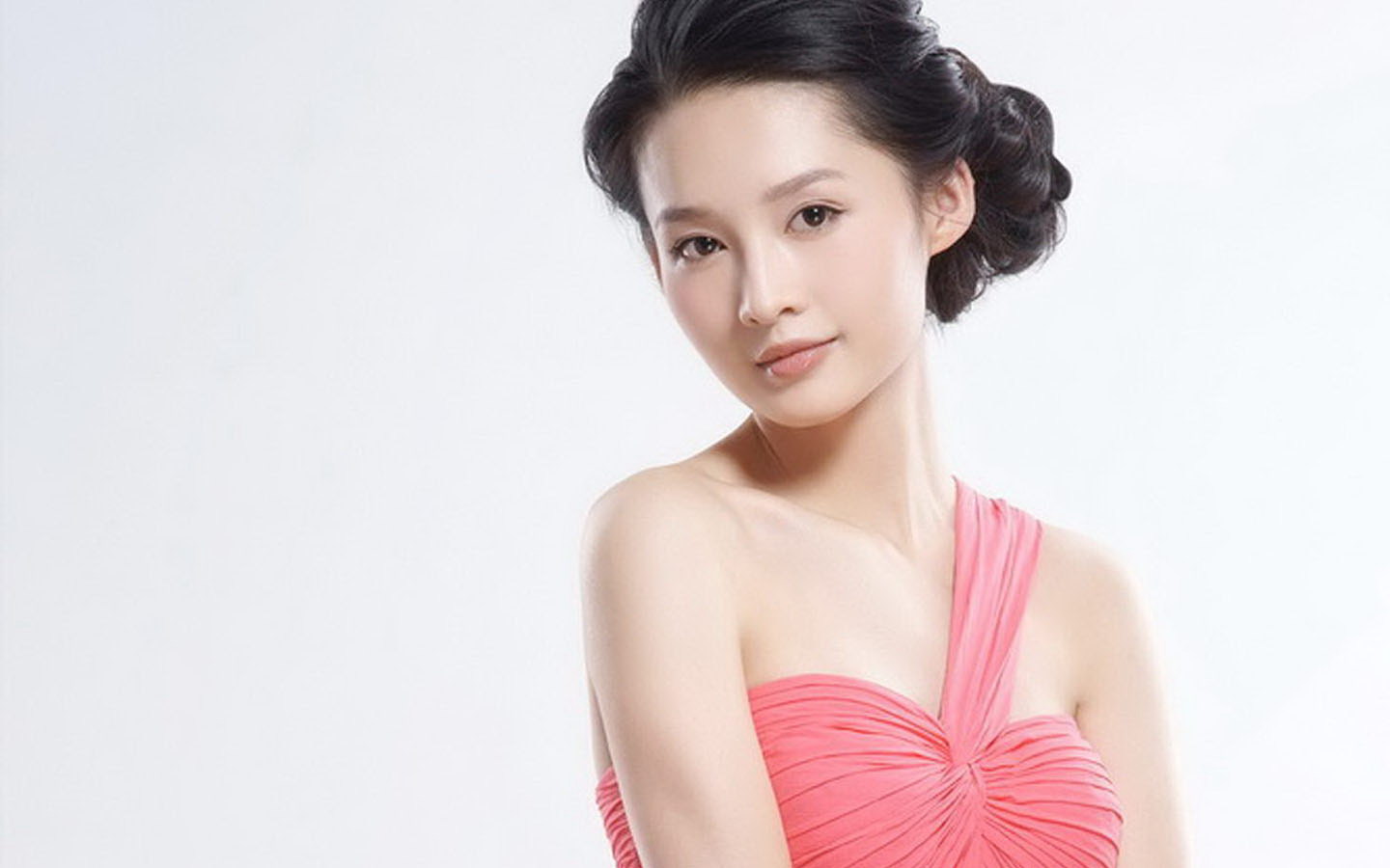 中国内地江苏省苏州市影视女演员李沁甜美俏皮写真手机壁纸图片