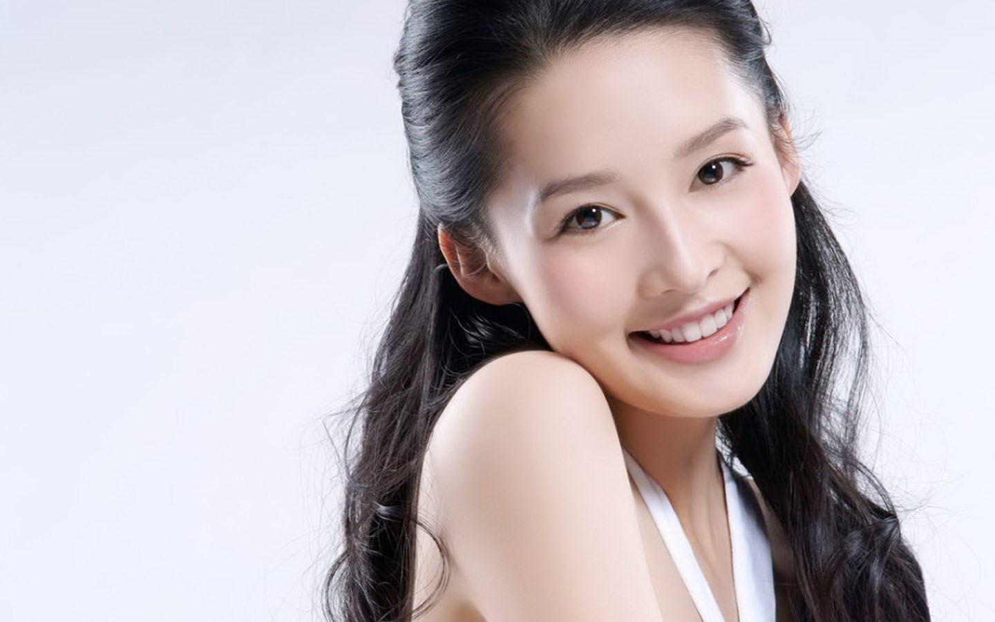 中国内地江苏省苏州市影视女演员李沁黑白长裙性感写真图片图片