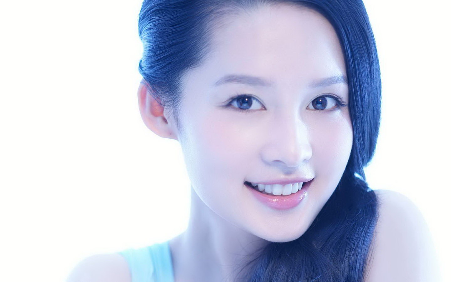 中国内地江苏省苏州市影视女演员李沁黑白长裙性感写真图片图片