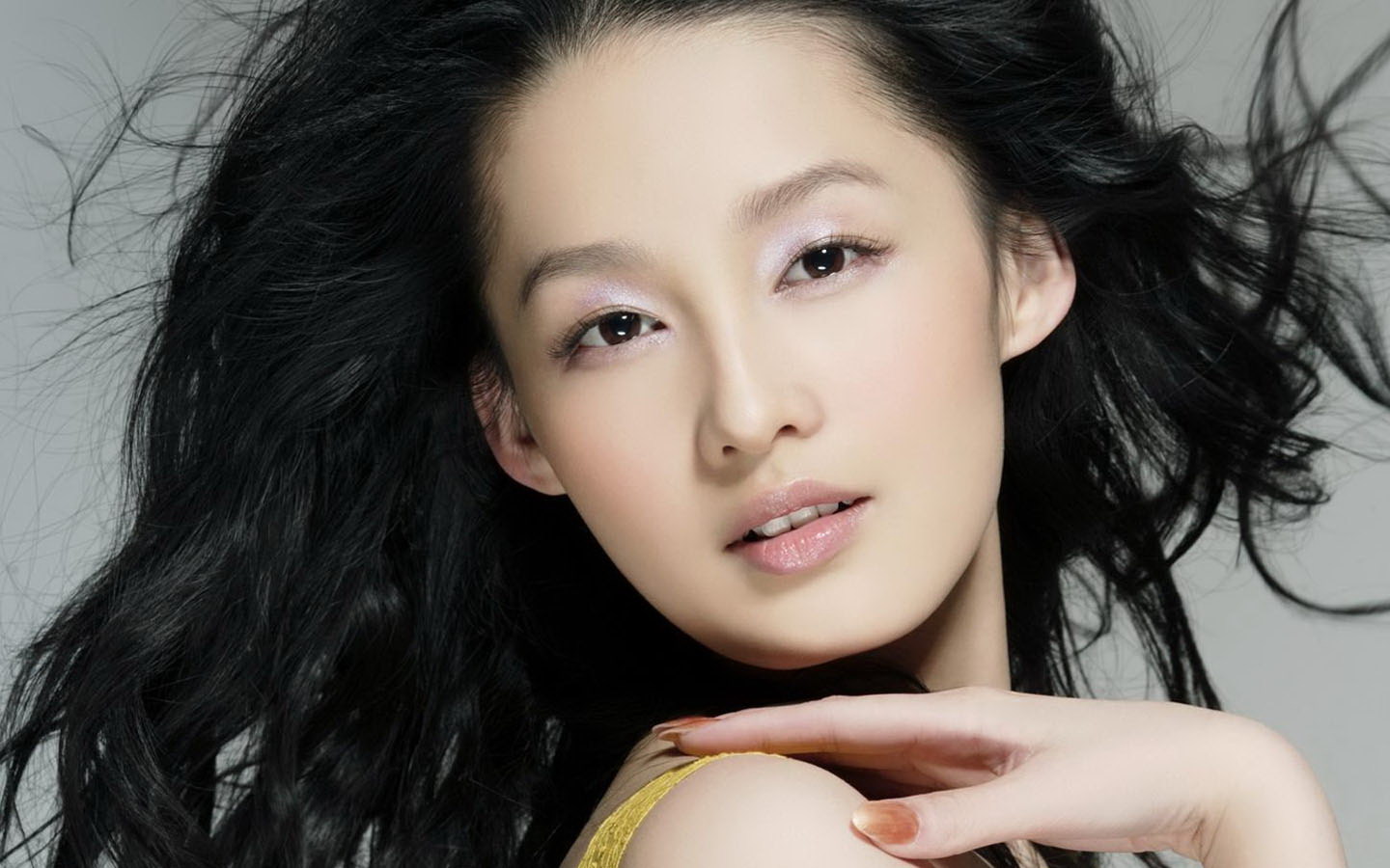 中国内地江苏省苏州市影视女演员李沁黑白长裙性感写真图片图片