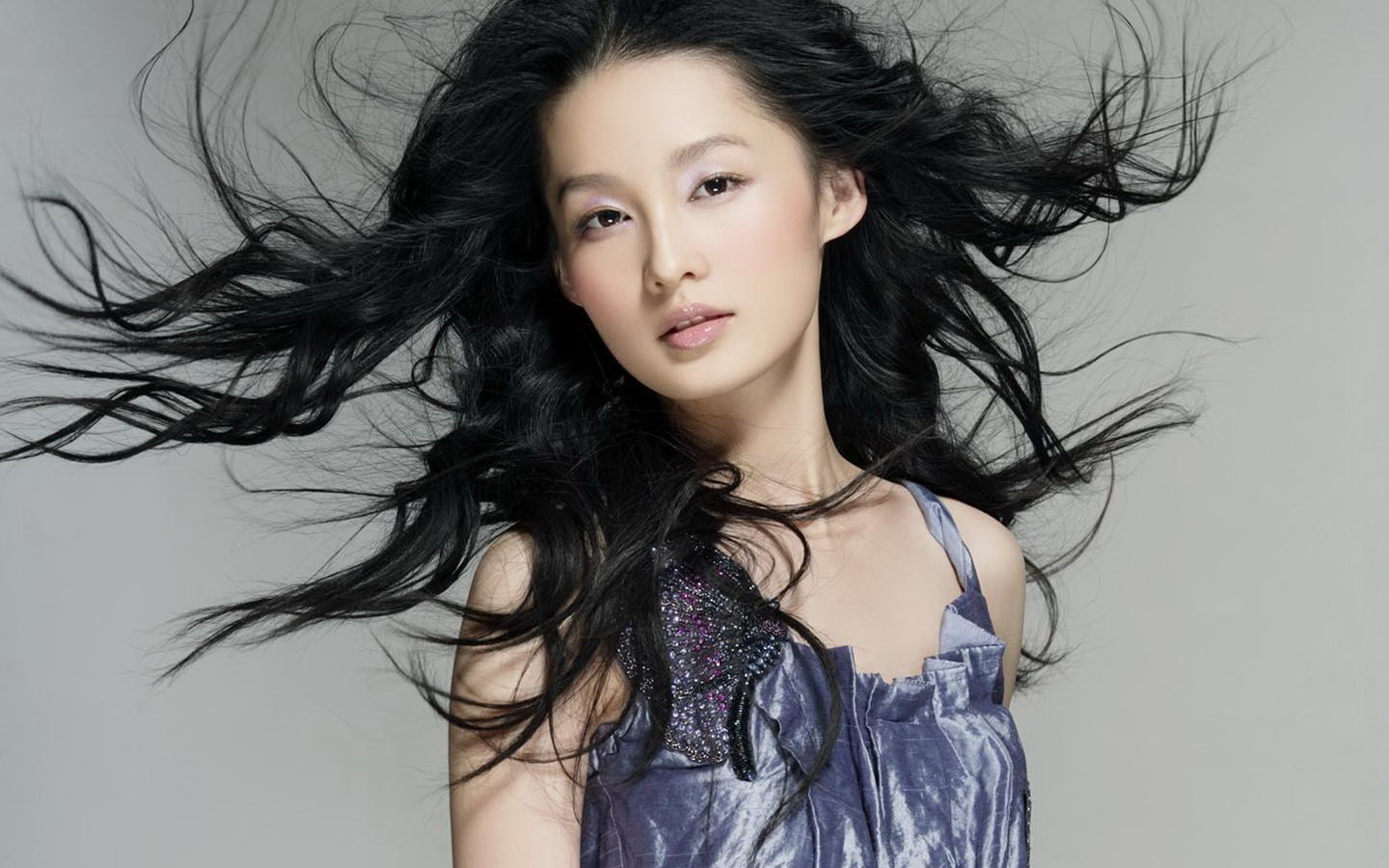 中国内地江苏省苏州市影视女演员李沁黑白长裙性感写真图片图片