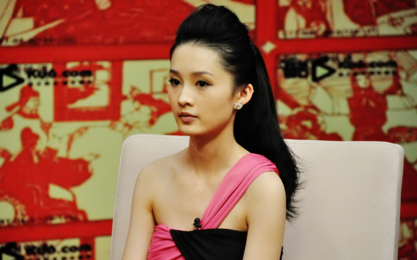 中国内地江苏省苏州市影视女演员李沁黑白长裙性感写真图片图片