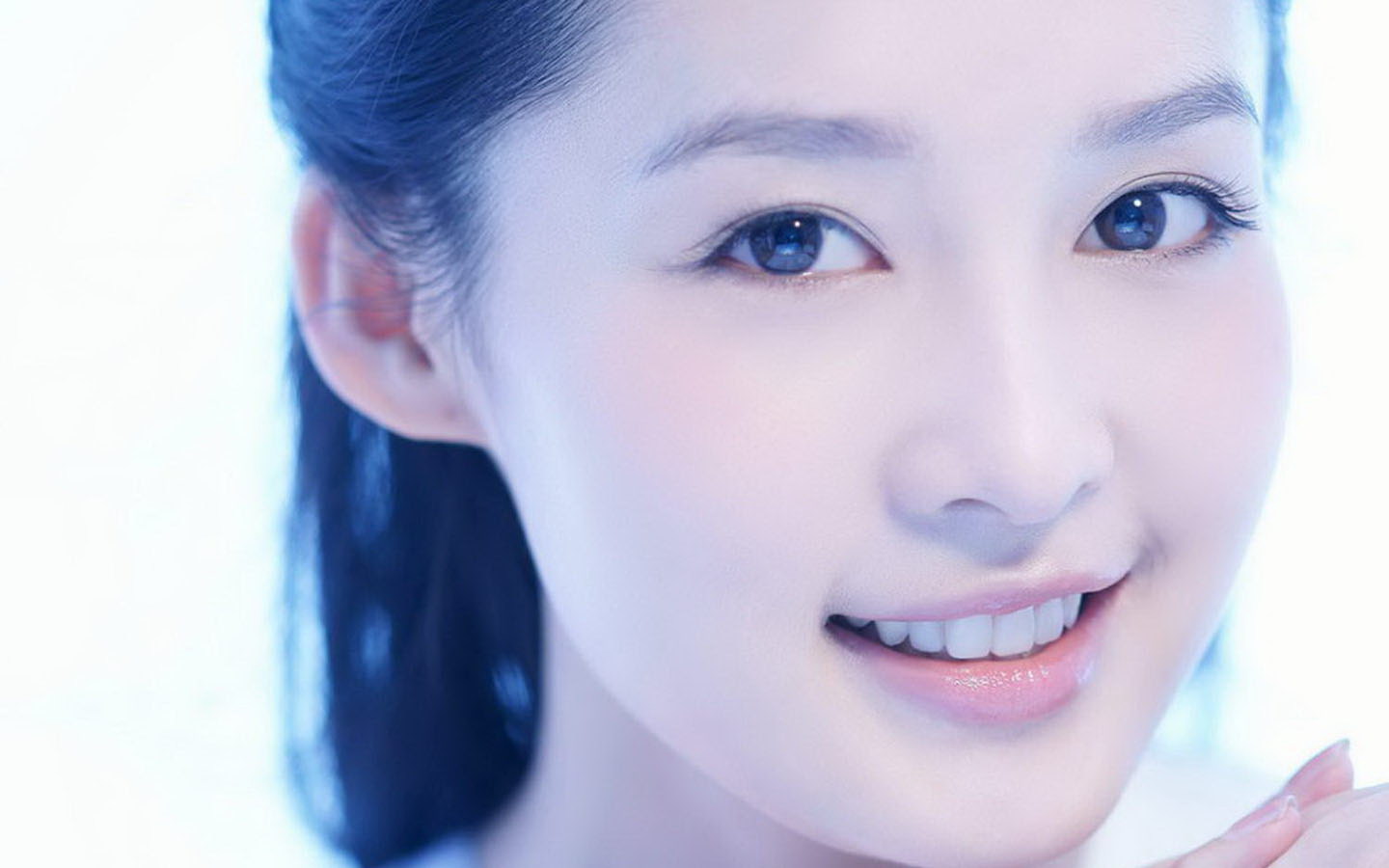 中国内地江苏省苏州市影视女演员李沁黑白长裙性感写真图片图片